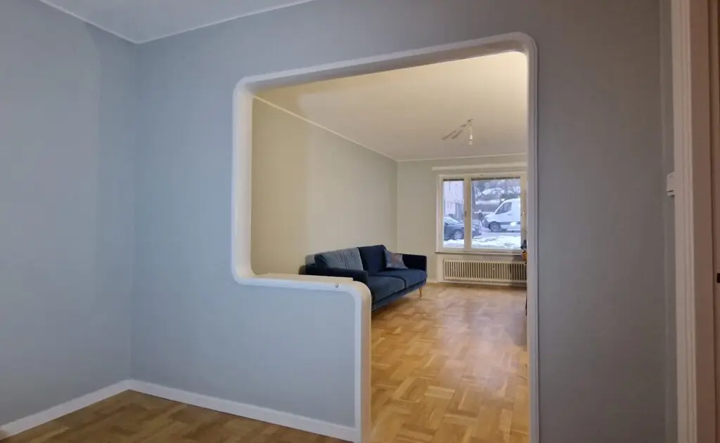 Nytt utseende med inredningsmålning i ljusa nyanser, utfört av Serving.nu